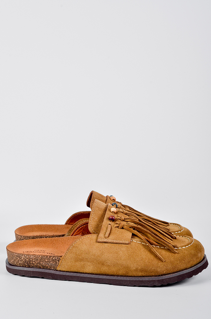 Мюлі в пісочному кольорі з бахромою та кольоровими намистинами великих розмірів