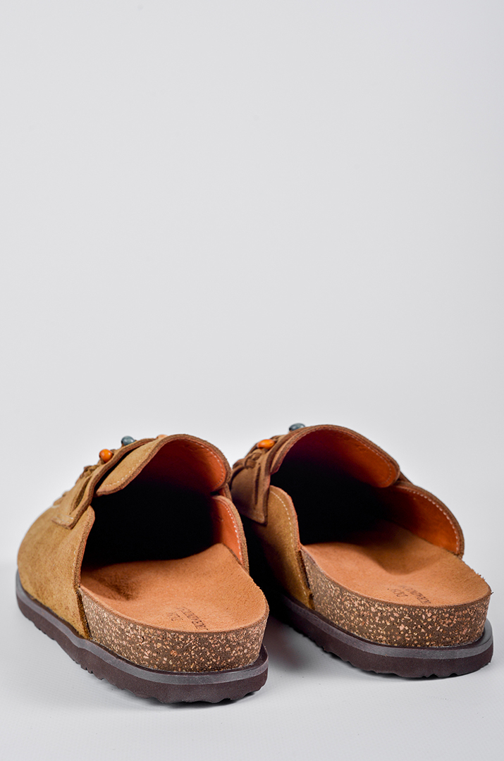 Мюлі в пісочному кольорі з бахромою та кольоровими намистинами великих розмірів