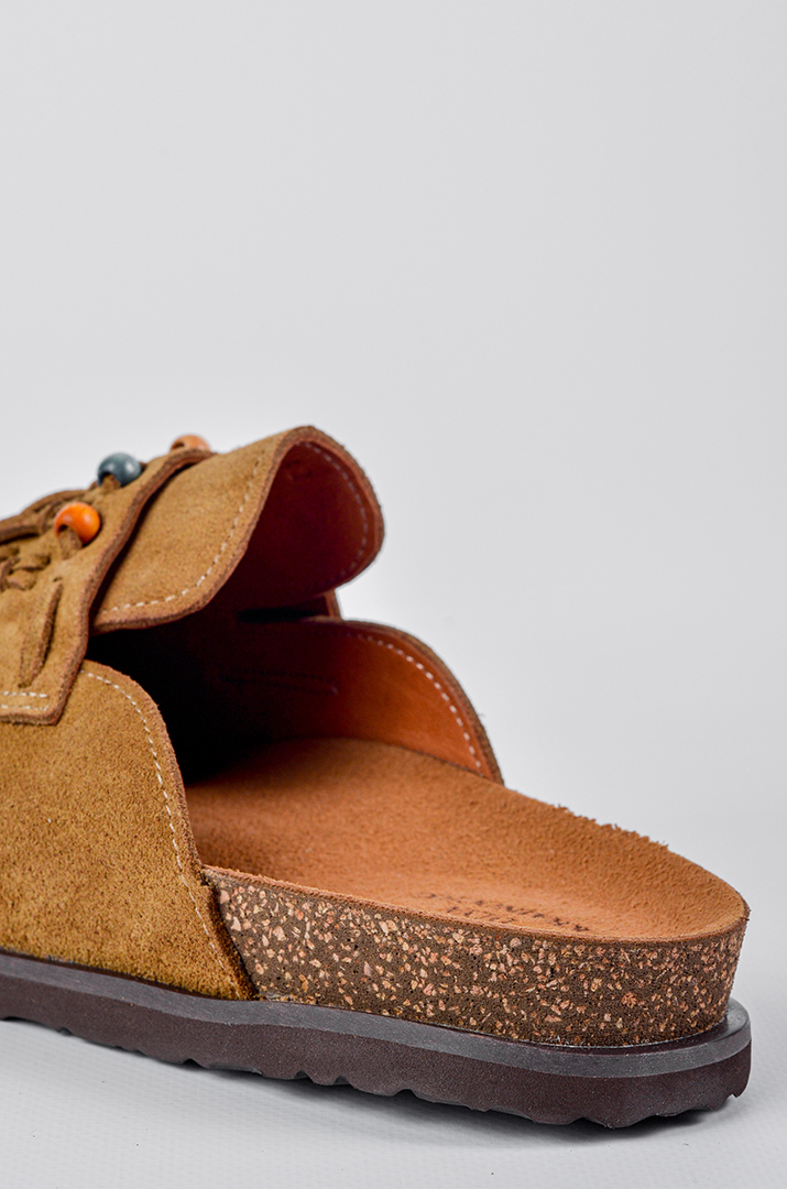 Мюлі в пісочному кольорі з бахромою та кольоровими намистинами великих розмірів