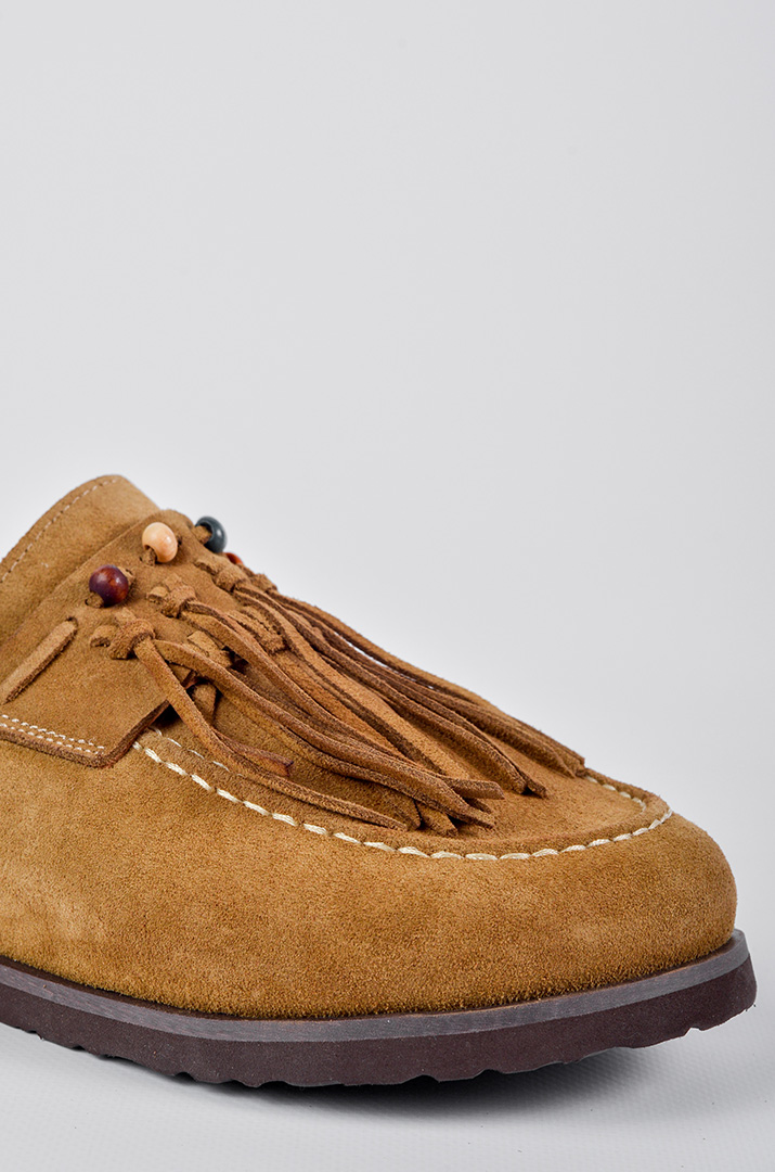 Мюлі в пісочному кольорі з бахромою та кольоровими намистинами великих розмірів