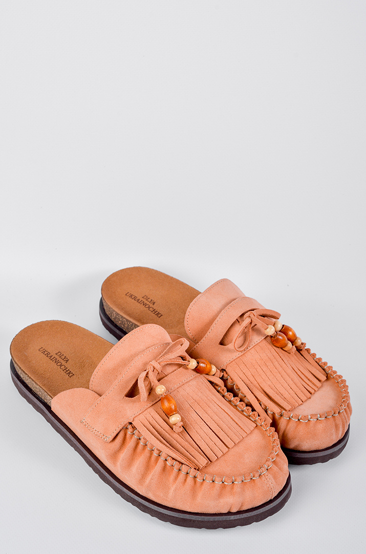 Персикові мюлі з бахромою та з дерев’яними намистинами великих розмірів