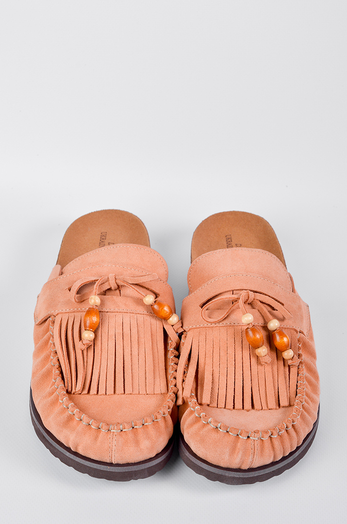 Персикові мюлі з бахромою та з дерев’яними намистинами великих розмірів