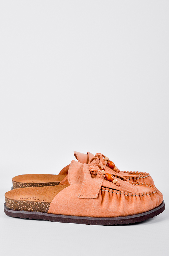 Персикові мюлі з бахромою та з дерев’яними намистинами великих розмірів