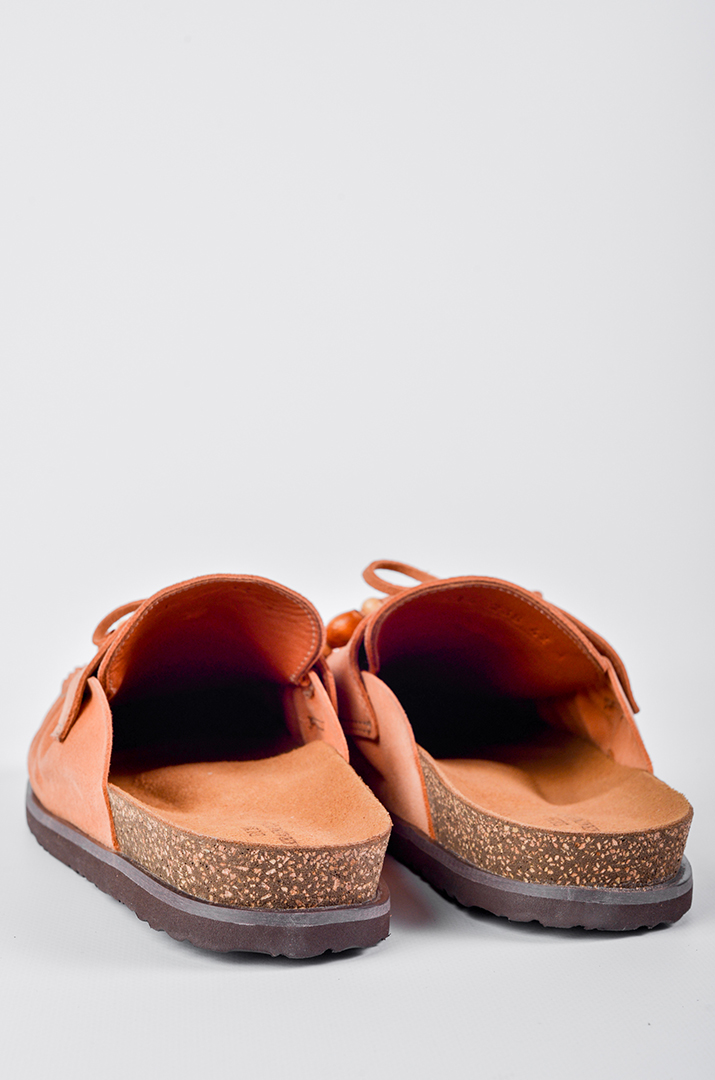 Персикові мюлі з бахромою та з дерев’яними намистинами великих розмірів