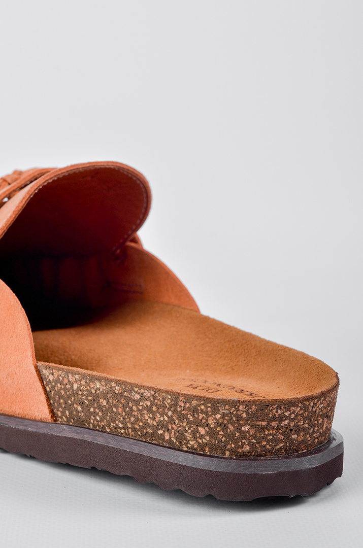 Персикові мюлі з бахромою та з дерев’яними намистинами великих розмірів