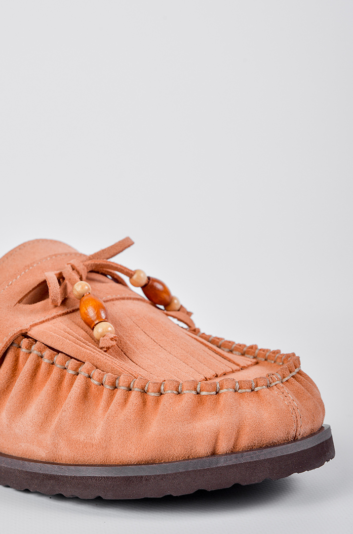 Персикові мюлі з бахромою та з дерев’яними намистинами великих розмірів