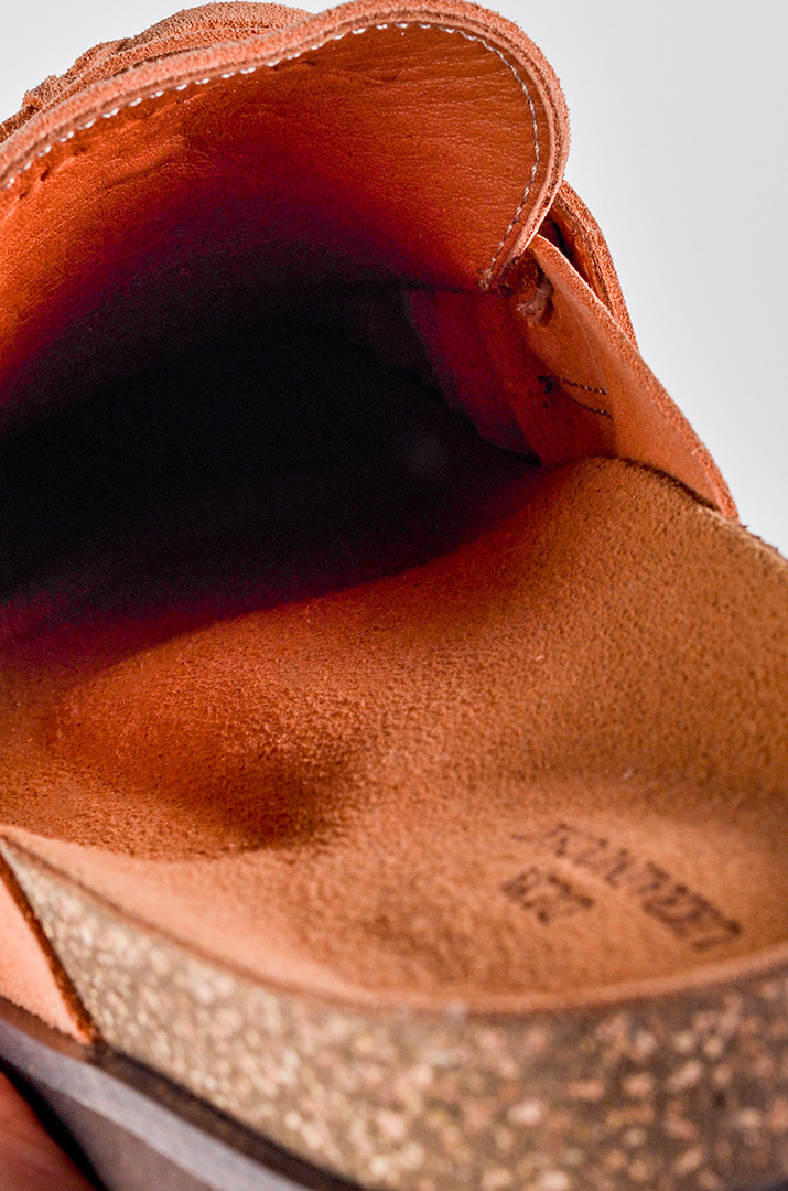 Персикові мюлі з бахромою та з дерев’яними намистинами великих розмірів