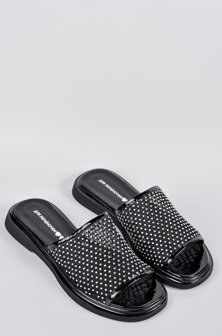 Шлепанцы черного цвета с сетчатым верхом и камнями больших размеров