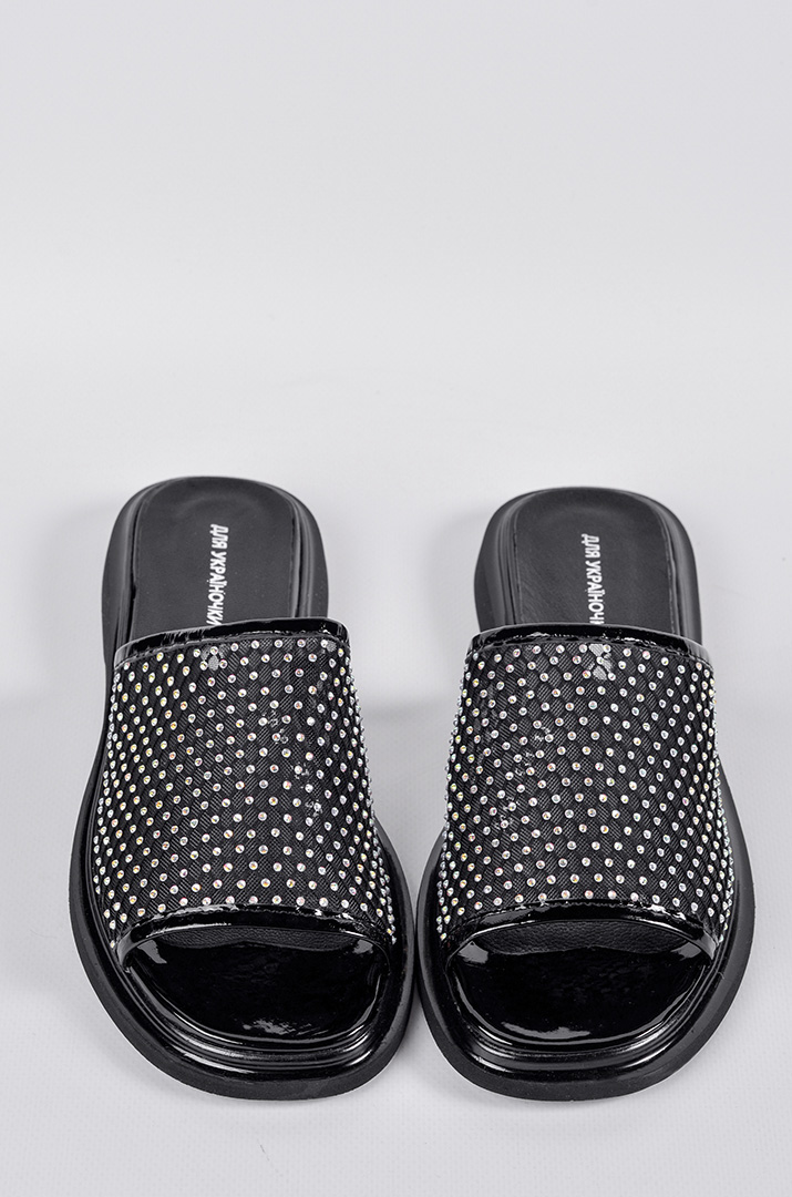 Шлепанцы черного цвета с сетчатым верхом и камнями больших размеров