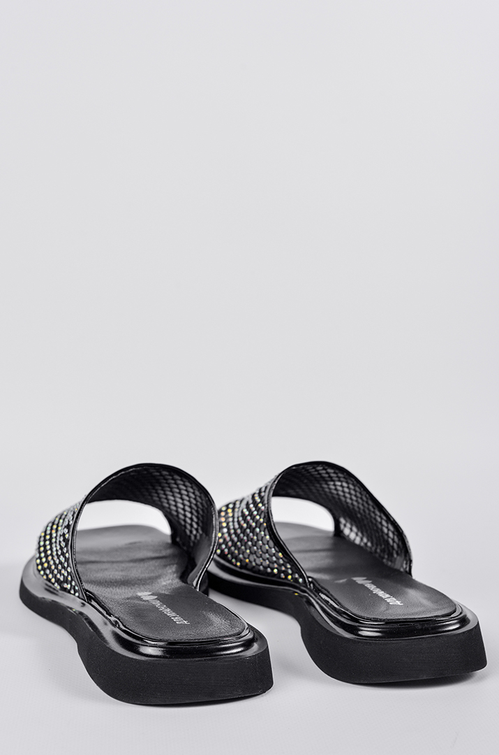 Шлепанцы черного цвета с сетчатым верхом и камнями больших размеров