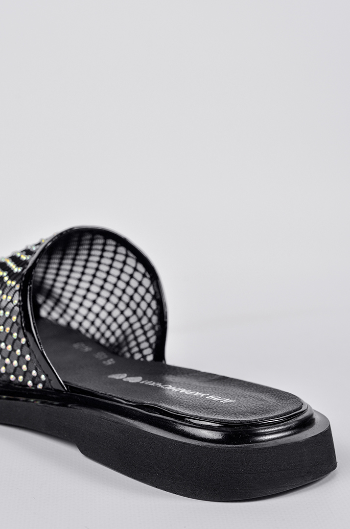 Шлепанцы черного цвета с сетчатым верхом и камнями больших размеров