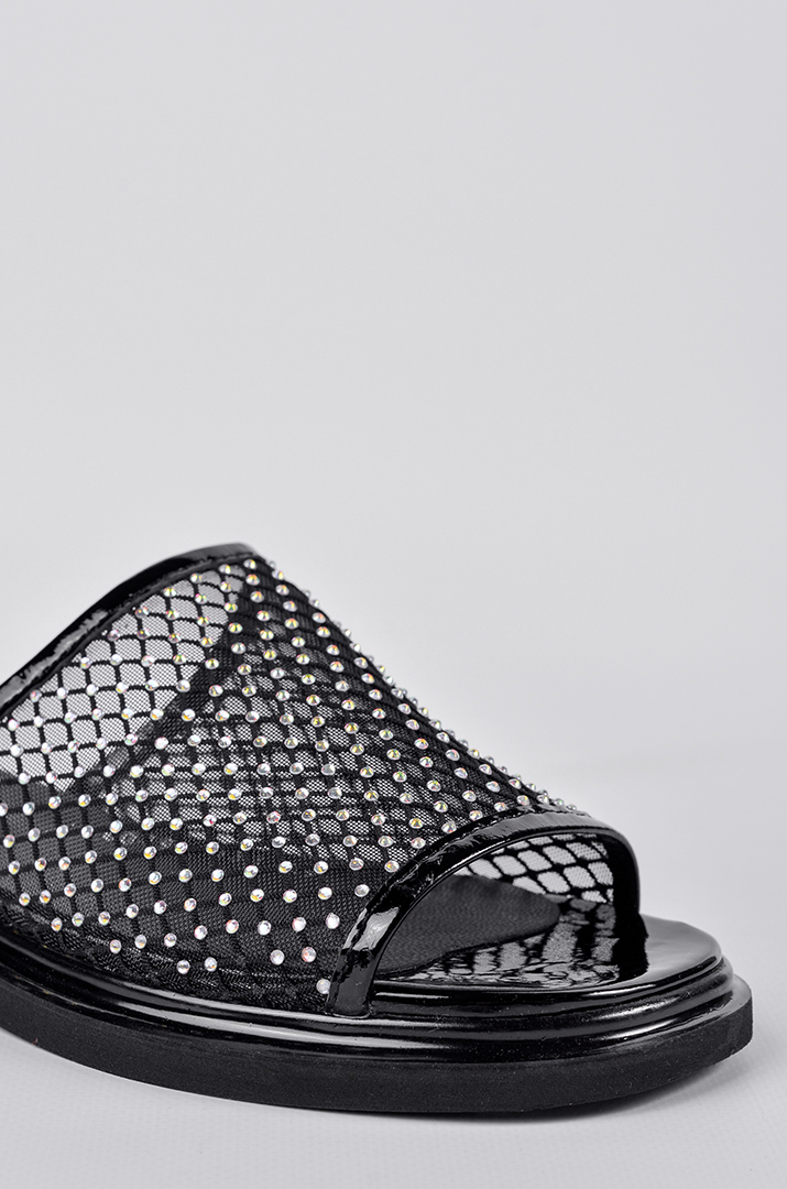 Шлепанцы черного цвета с сетчатым верхом и камнями больших размеров