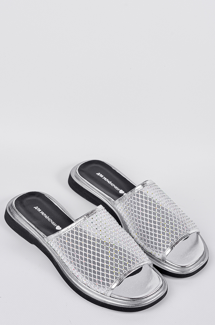 Шльопанці в сріблястому відтінку з сітчастим верхом та камінцями великих розмірів