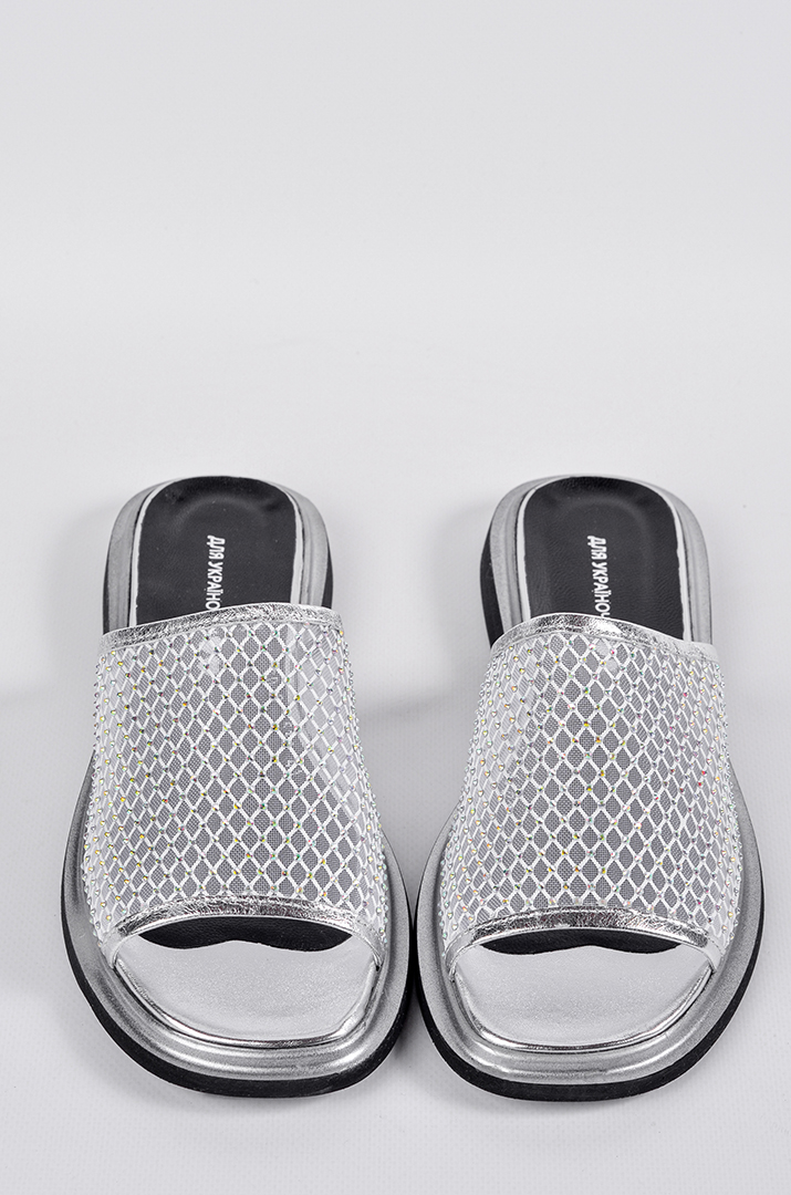 Шльопанці в сріблястому відтінку з сітчастим верхом та камінцями великих розмірів