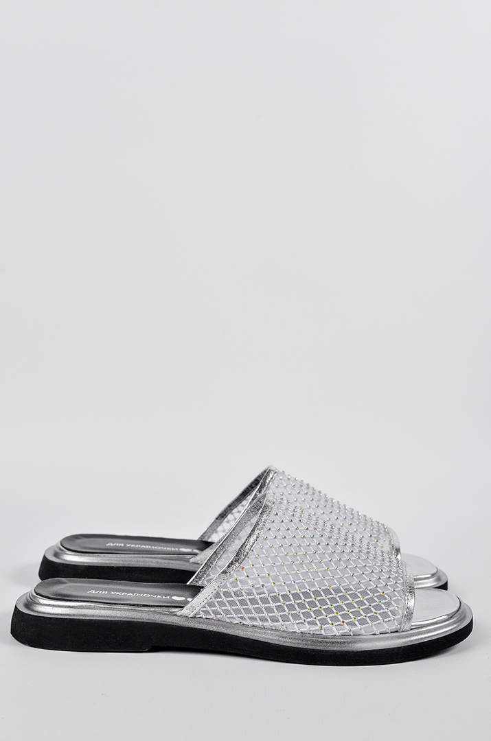Шльопанці в сріблястому відтінку з сітчастим верхом та камінцями великих розмірів