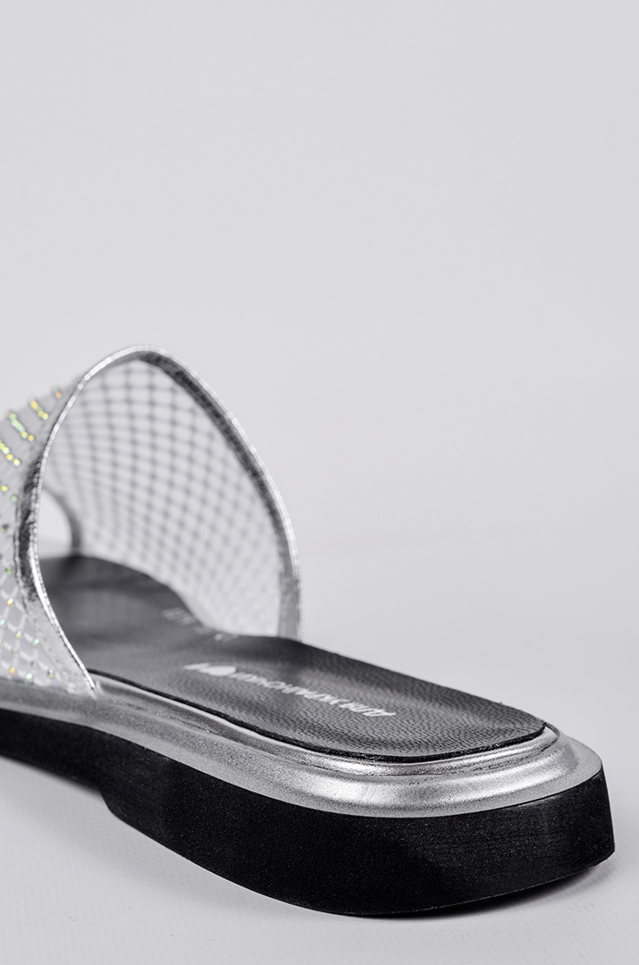 Шльопанці в сріблястому відтінку з сітчастим верхом та камінцями великих розмірів