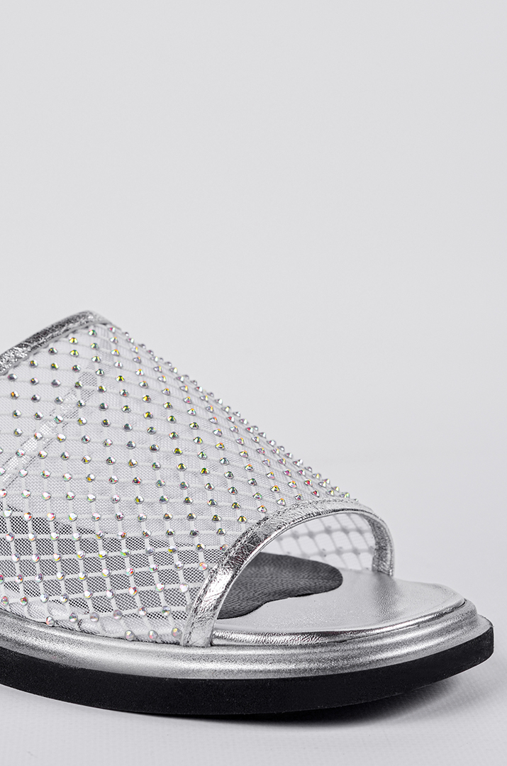 Шльопанці в сріблястому відтінку з сітчастим верхом та камінцями великих розмірів