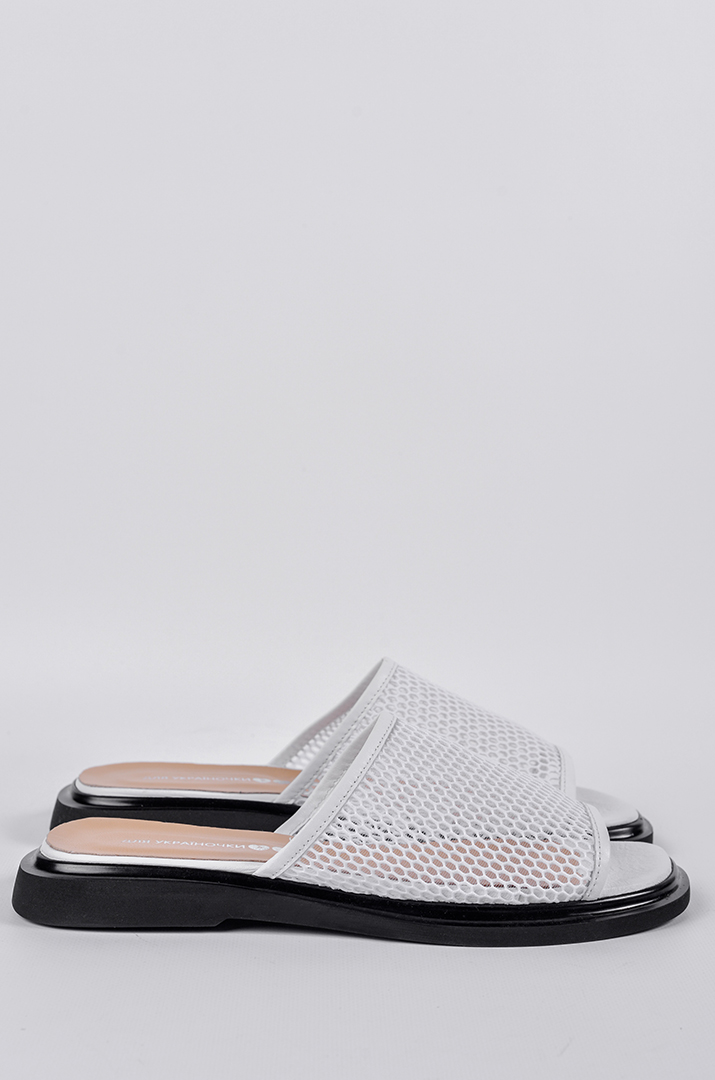 Шлепанцы белого цвета с фактурной сеткой больших размеров