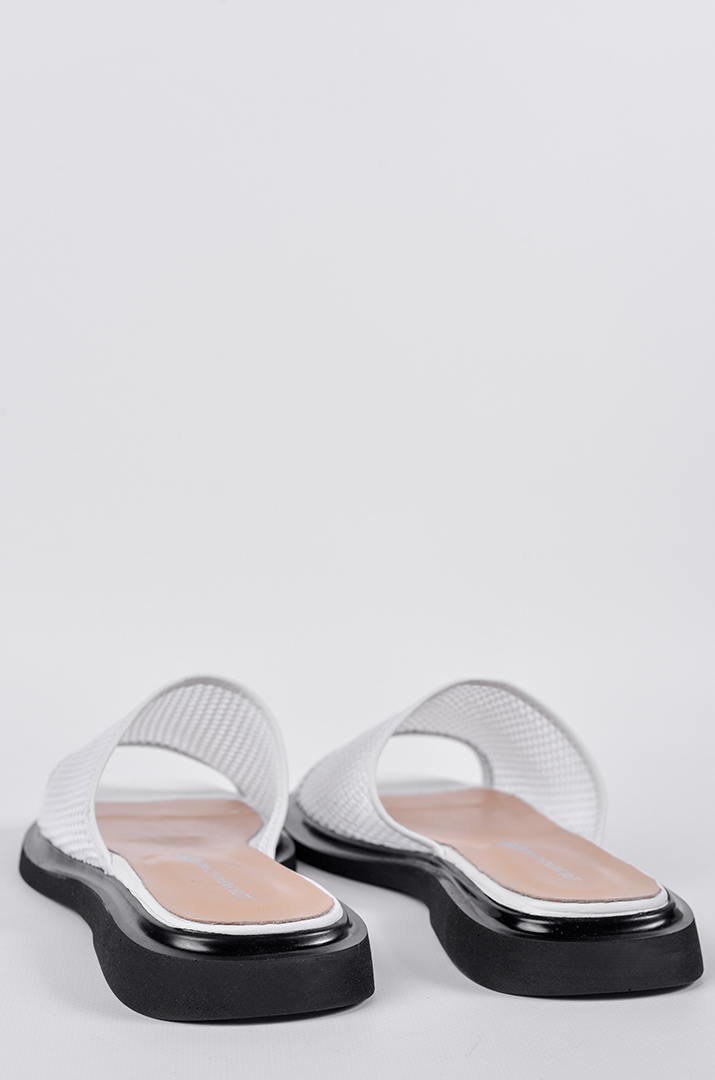 Шлепанцы белого цвета с фактурной сеткой больших размеров