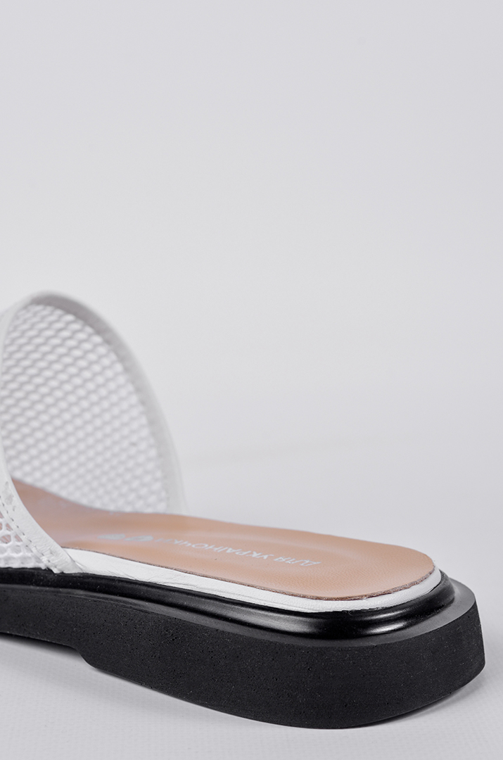 Шлепанцы белого цвета с фактурной сеткой больших размеров