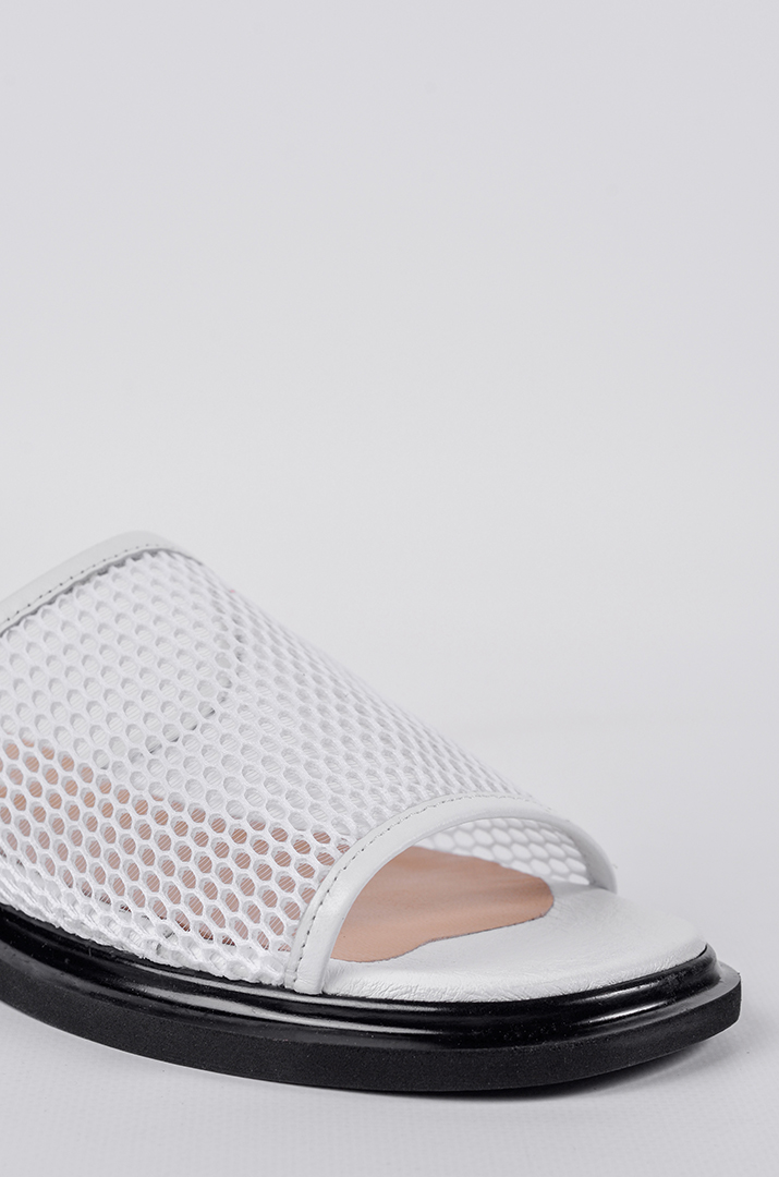 Шлепанцы белого цвета с фактурной сеткой больших размеров