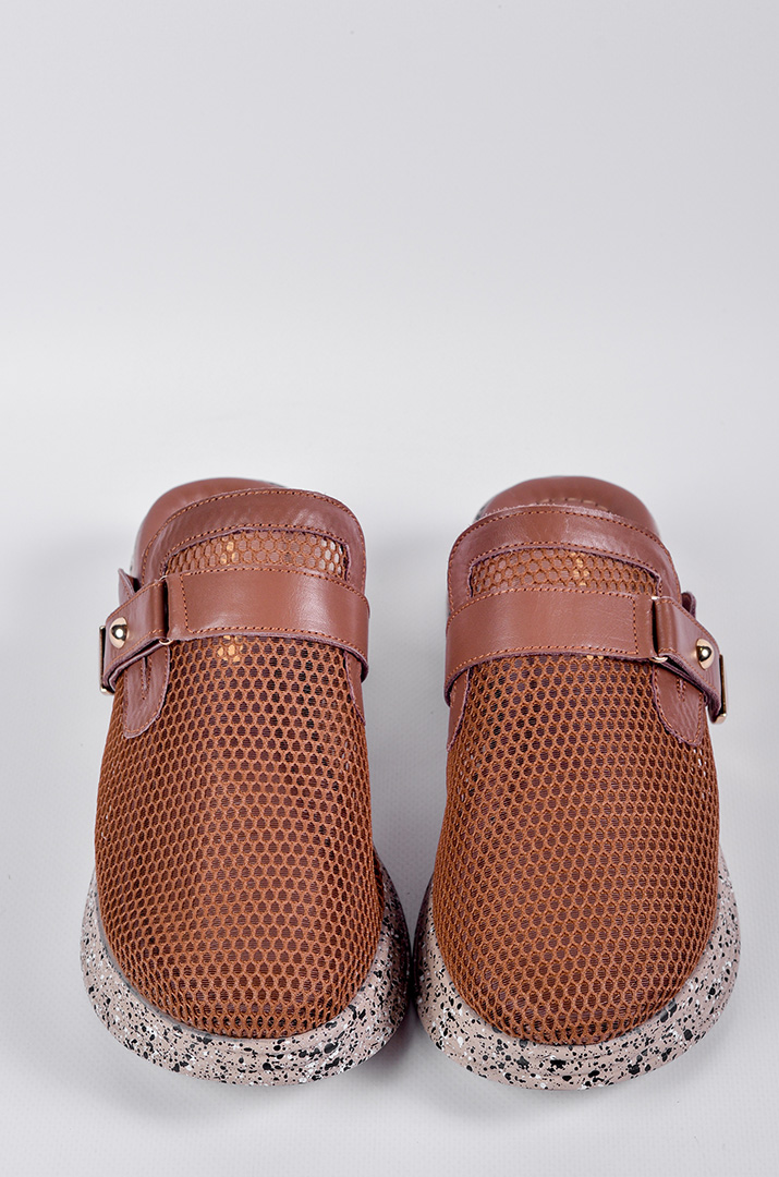 Мюлі в коричневому кольорі з фактурним верхом великих розмірів