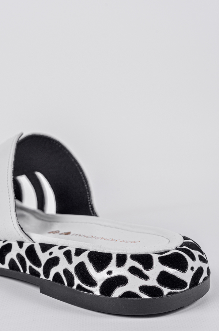 Шльопанці з контрастною підошвою та білим верхом великих розмірів