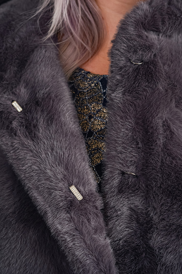 Шуба з екохутра прямого крою великих розмірів