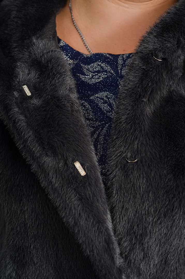 Шуба з екохутра прямого крою великих розмірів