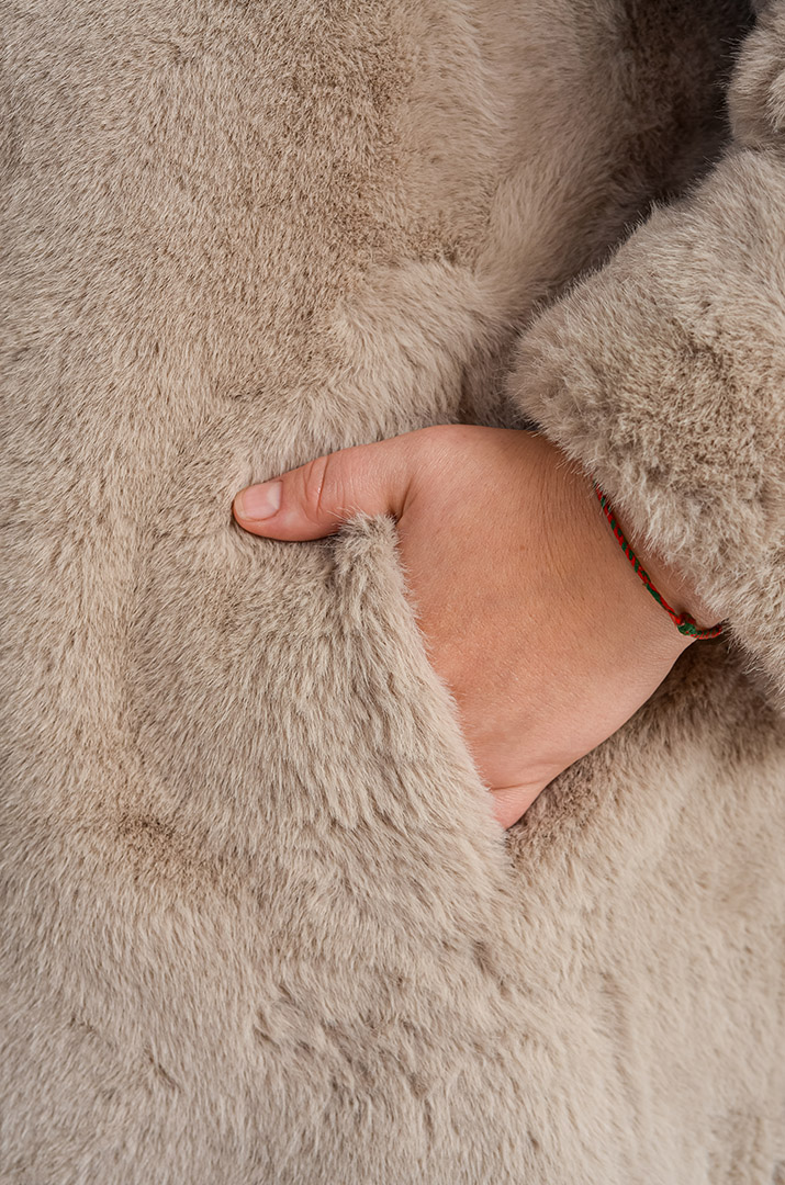 Шуба з екохутра прямого крою великих розмірів