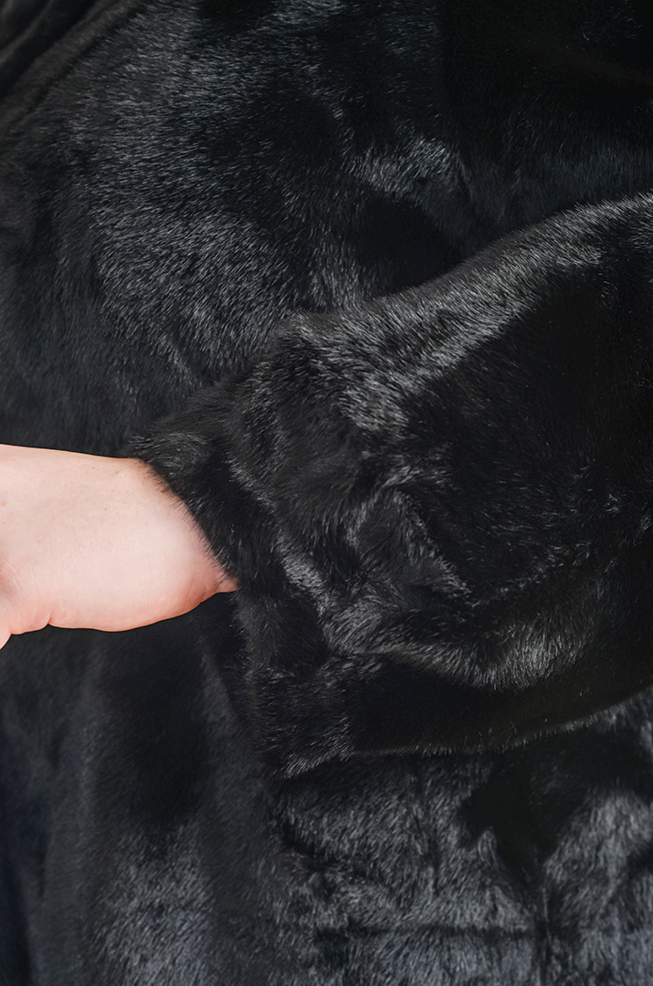 Элегантная шуба с широкими рукавами больших размеров