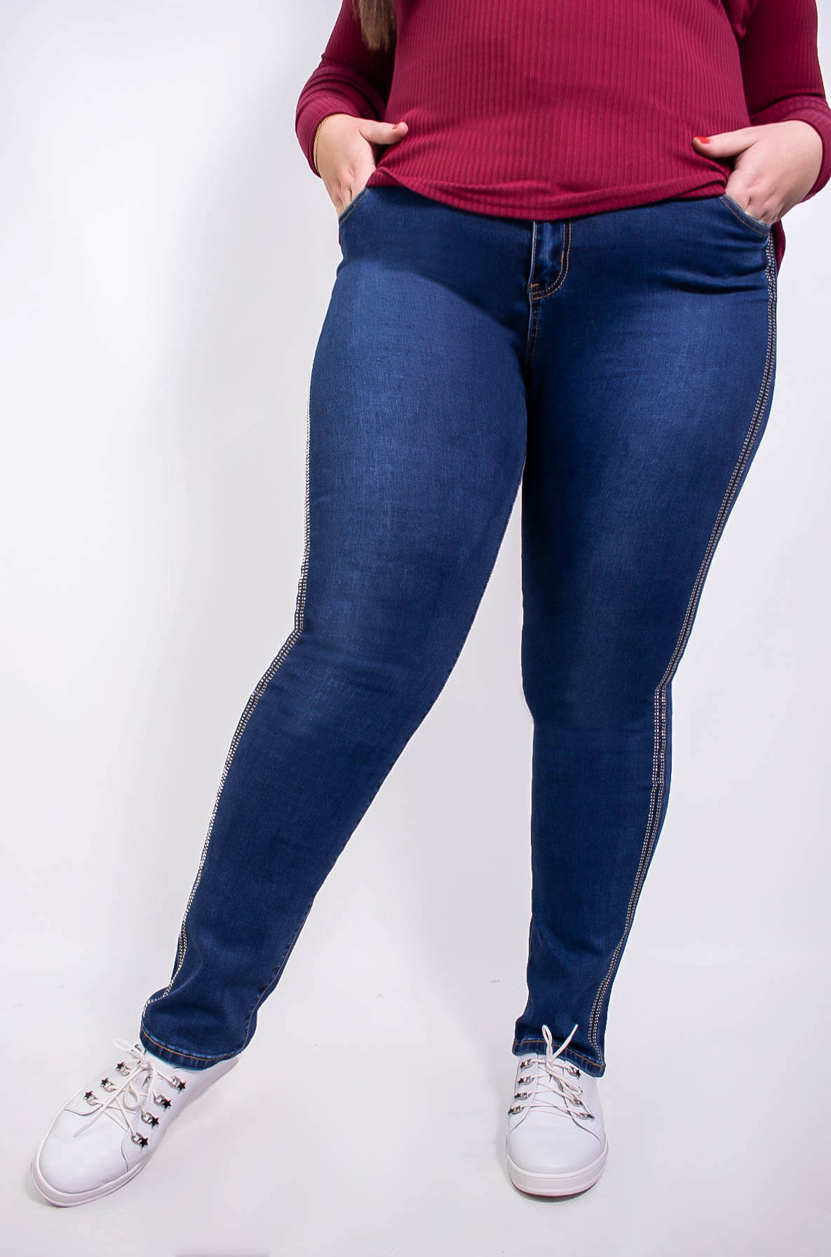 Джинсы зауженные с лампасами из блесток батал