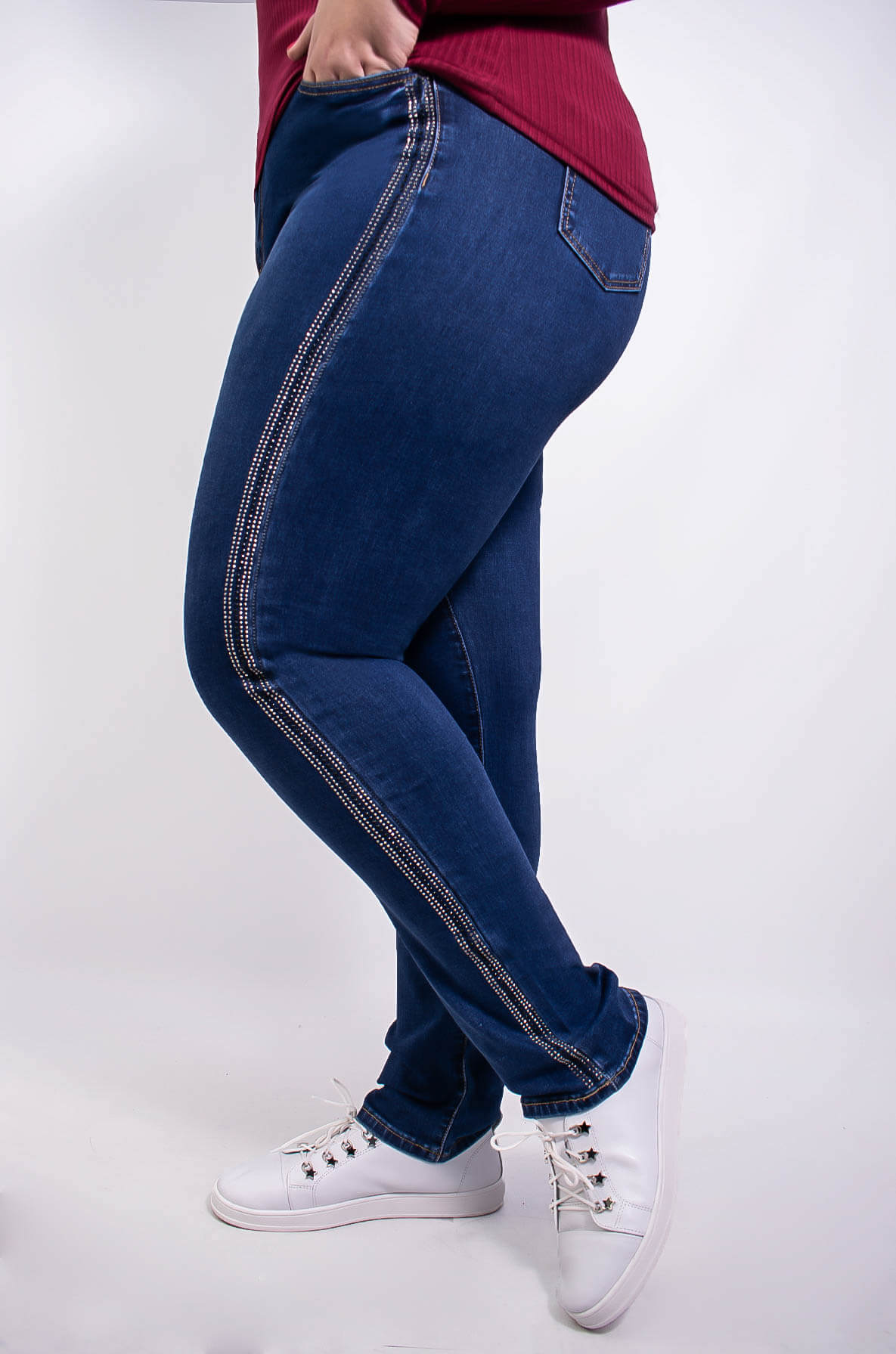 Джинсы зауженные с лампасами из блесток батал